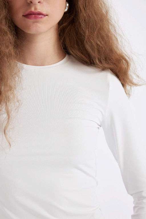 Женская белая базовая однотонная футболка с круглым вырезом и длинными рукавами - Defacto фото 5