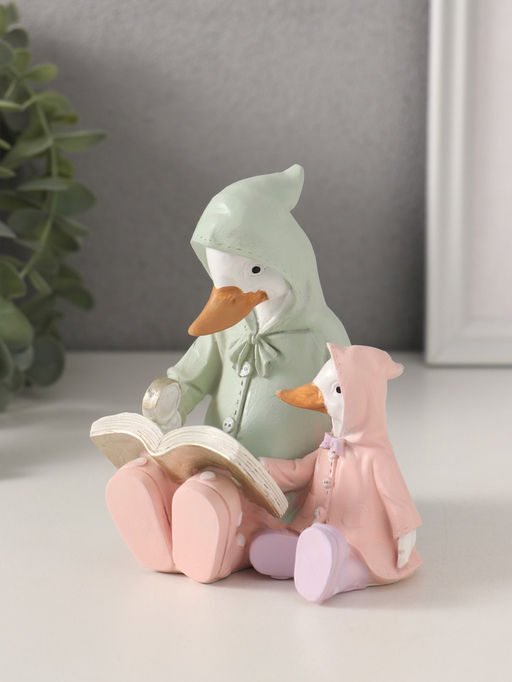 Фигурка полистоун «Утка с утёнком в дождевиках читают книгу», 9×8.5×11 см