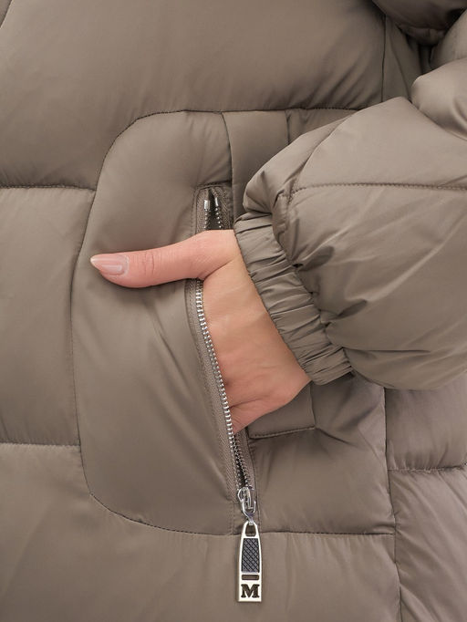 Пальто зимнее утепленное с мехом и капюшоном тренд коричневого цвета 7629K - Visdeer фото 11