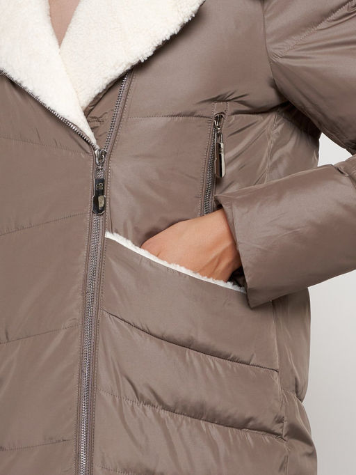 Пальто утепленное с капюшоном зимнее женское коричневого цвета 132255K - Visdeer фото 11