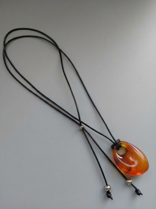 Кулон на шнурке