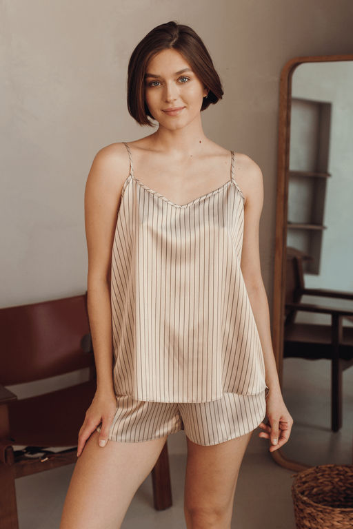 Кремовый комплект из атласа в полоску майка и шорты