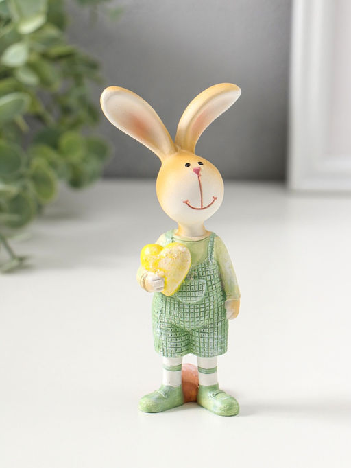Сувенир полистоун "Зайчик в зеленый комбинезоне, с жёлтым сердцем" 13 см