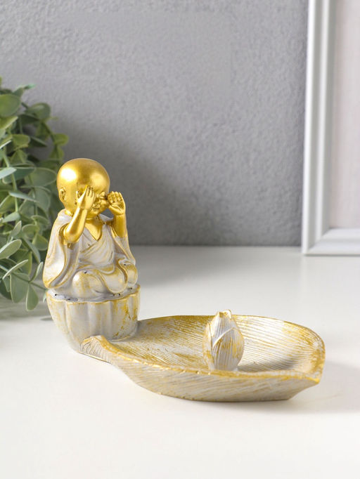 Подставка под благовония полистоун "Маленький послушник и лист" беж с патиной 18х10х10,5 см    10964