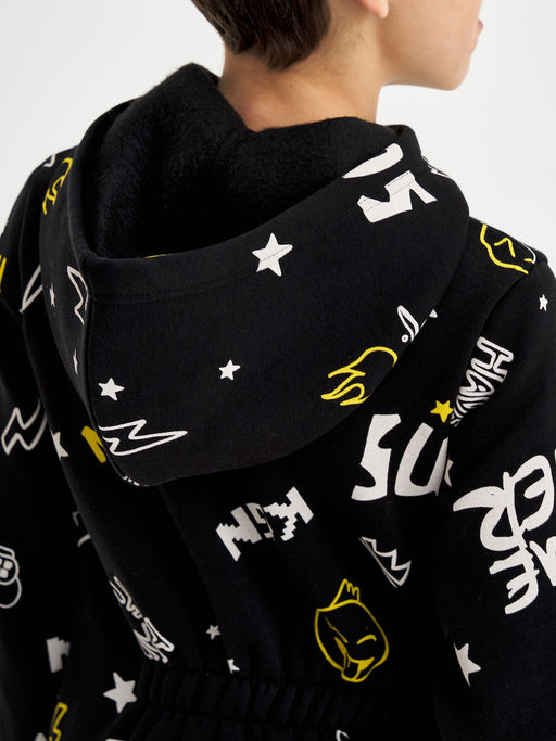 Черный комбинезон для мальчика с принтом