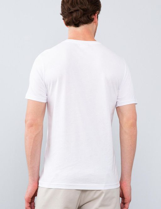 Белая тонкая футболка с круглым вырезом