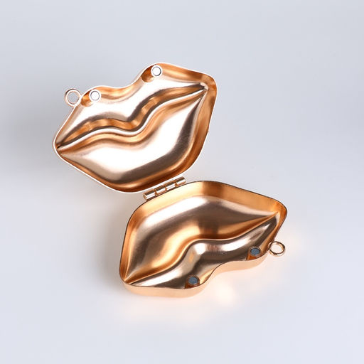 Сумка мини-клатч на магните, в форме губ, жёсткий корпус, на длинной цепочке, золотистая