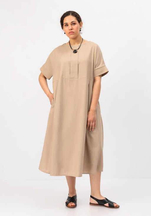 Платье свободного кроя с мягкими складками бежевый