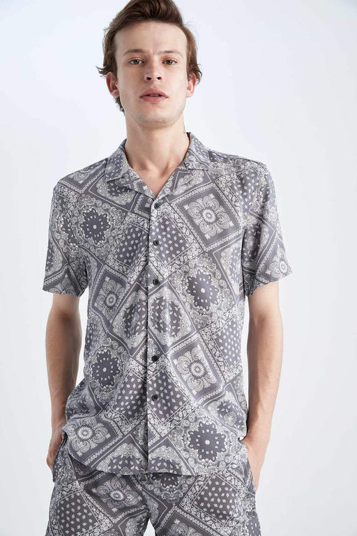 Гавайская рубашка из вискозы обычного кроя с принтом и короткими рукавами - Defacto фото 3