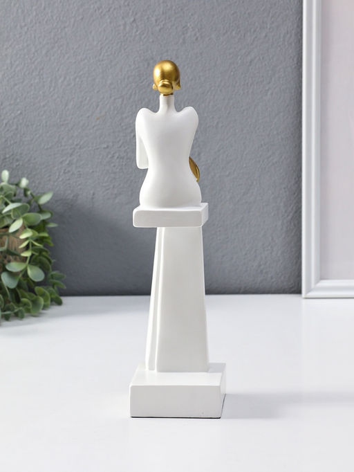 Сувенир полистоун "Стильная девушка на стуле" белый с золотом 7,5х10,5х29,5 см