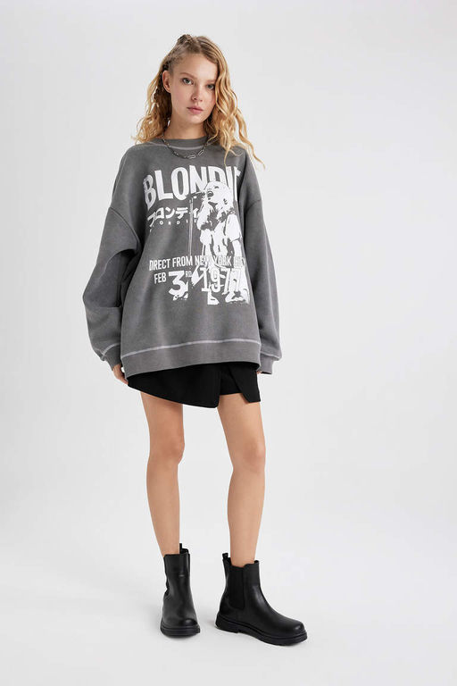 Плотный потертый свитшот с круглым вырезом Cool Blondie Oversize с эффектом потертостей - Defacto фото 2