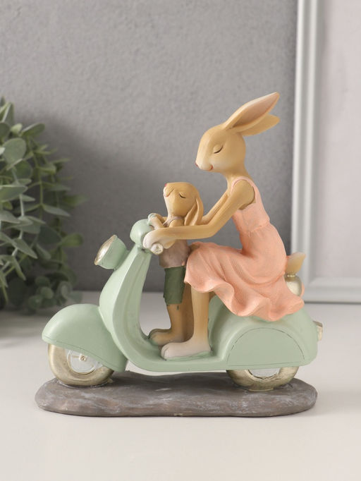 Фигурка полистоун «Зайки. Мама с сыном на мопеде», 16×6×17.5 см