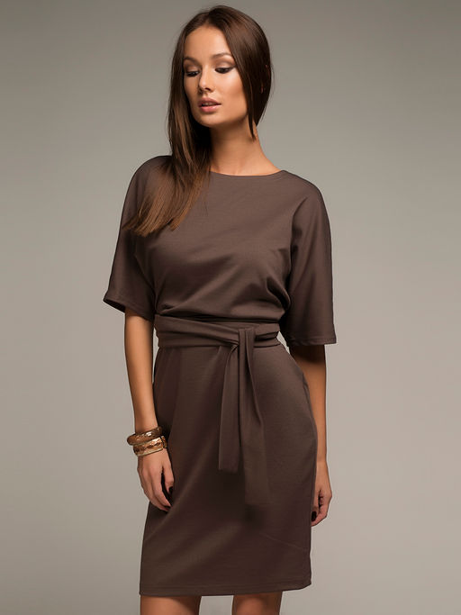 Платье цвета мокко длины мини с поясом и рукавом летучая мышь