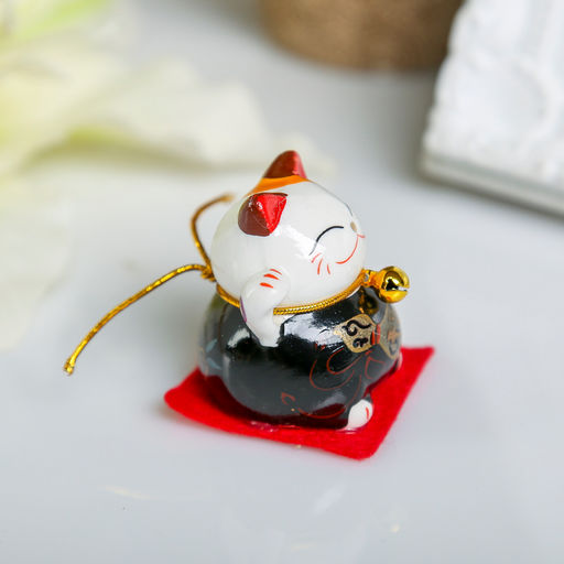 Цена за 5 шт. Сувенир керамика Манэки-нэко на коврике МИКС 4х3,8х3,3 см - Simaland фото 2