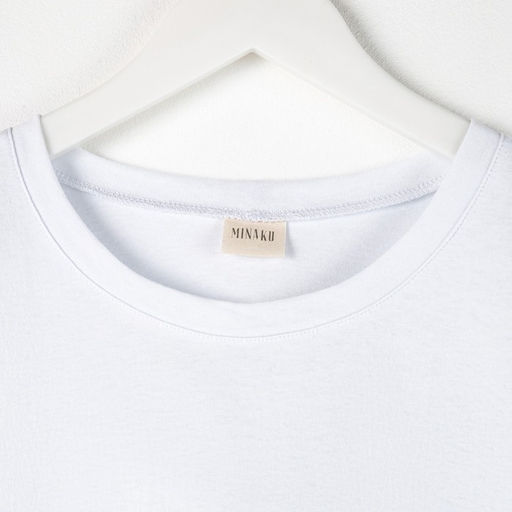 Футболка женская MINAKU с фирменным принтом, цвет белый, размер 50