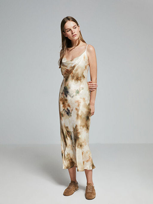 D?k?ml? Yaka Ask?l? Batik Desenli Saten Elbise