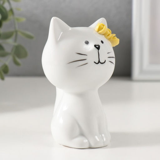 Фигурка керамика «Котик белый с жёлтыми цветочками на ушке, сидит», 7.2×6.5×10.3 см