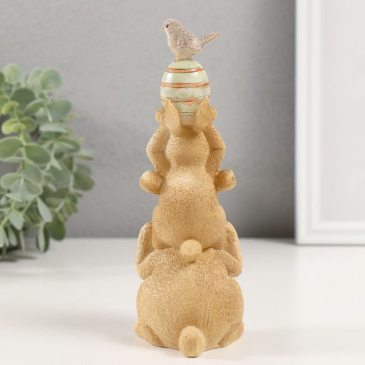 Фигурка полистоун Пирамидка: Зайчики с пасхальным яичком и птичкой, 8.5?6?17.5 см