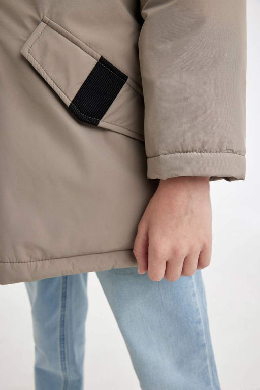 Водоотталкивающая куртка-парка с капюшоном и застежкой-молнией и двойным карманом для мальчиков - Defacto фото 6