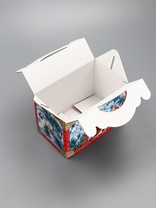 Подарочная новогодняя коробка «ЗИМНЯЯ СКАЗКА в красном» Чемоданчик средний 20×12×19 см