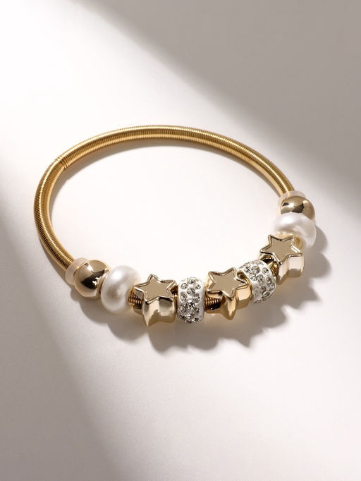 Браслет с шармами «Марджери. Жемчуг и звёзды», d=6.5 см, белый в золоте