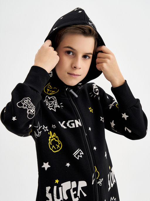 Черный комбинезон для мальчика с принтом