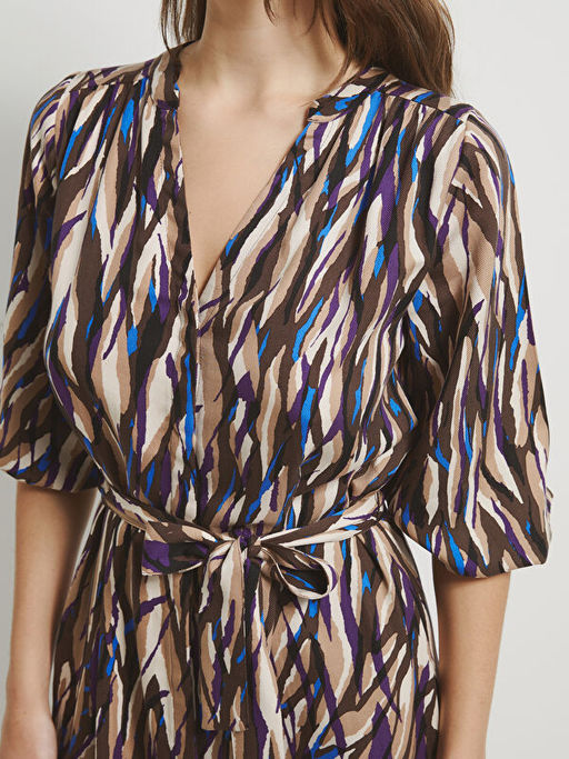 V Yaka Desenli Elbise