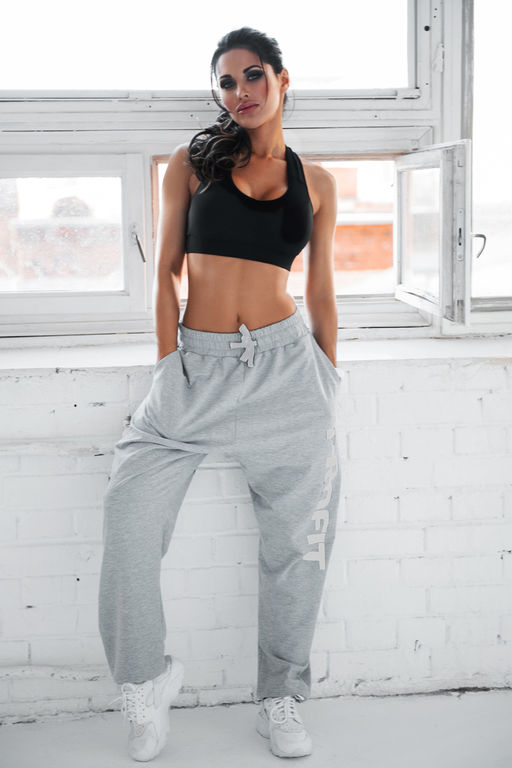 Брюки "бананы" с серым принтом