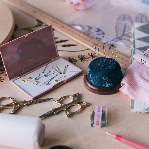 Игольница «Круг», на деревянной подложке, d=7 см, МИКС