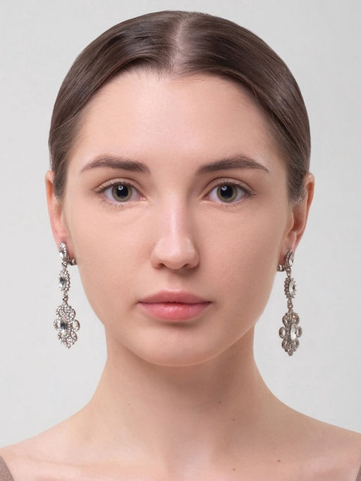 Клипсы для ушей висячие со стразами QF Ажур в стразах, эллипс, цвет белый в серебре