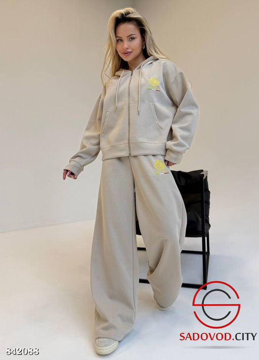 Спортивный женский костюм