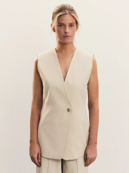 Жилет из тенселя и хлопка с декоративной пуговицей / Zarina  фото 3