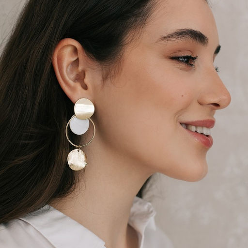 Серьги с перламутром Сиа мятые диски, цвет белый в золоте - Queen fair фото 2
