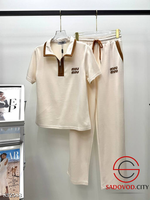 Спортивный женский костюм