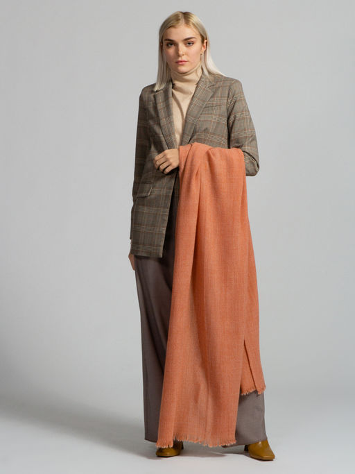 в составе шерсть Тонкий, мягкий, приятный на ощупь палантин, выполненный из меланжевого полотна. - Tantino фото 2