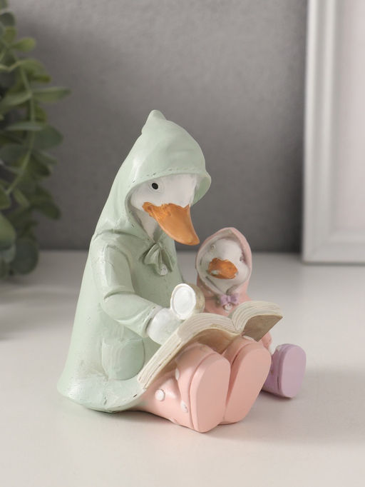 Фигурка полистоун «Утка с утёнком в дождевиках читают книгу», 9×8.5×11 см