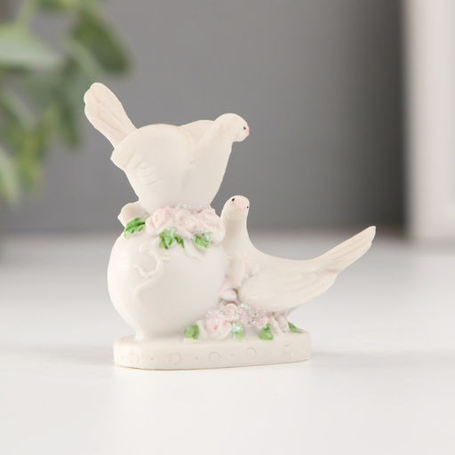 Фигурка полистоун «Два голубя на шаре с цветами», 6.4 см