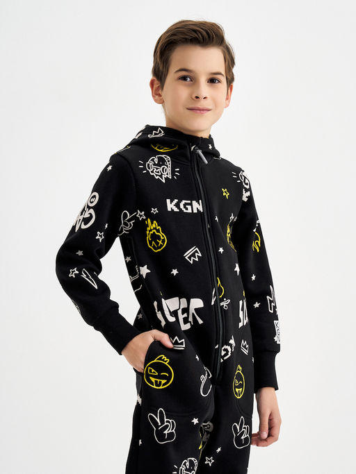 Черный комбинезон для мальчика с принтом