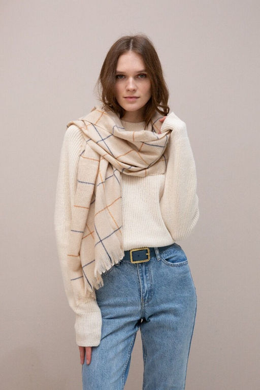 Палантин в клетку бежевого цвета с бахромой - Модные истории фото 5