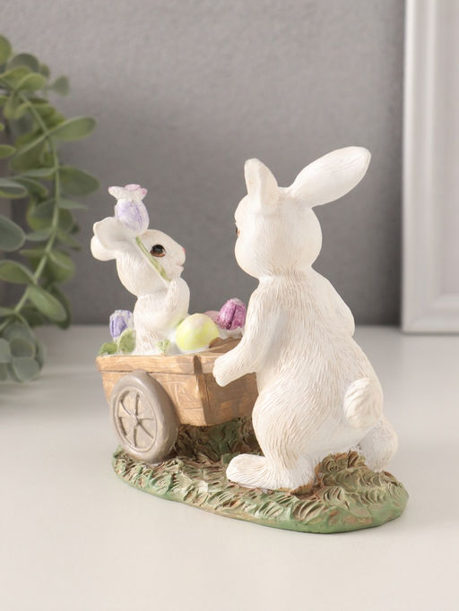 Фигурка полистоун Кролик везет крольчонка в тележке с незабудками, 13.5?6.5?12 см