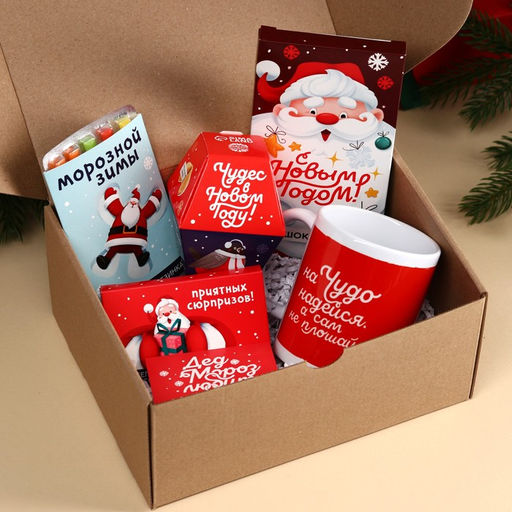 Большой гифтбокс Хо-хо-хорошего Нового года: жевательная конфета 50 г., молочный шоколад 70 г., кружка 300 мл., печенье с предсказанием 1 шт., жевательная резинка 11,5 г. - Фабрика счастья фото 2