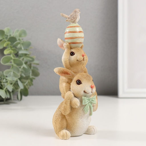 Фигурка полистоун Пирамидка: Зайчики с пасхальным яичком и птичкой, 8.5?6?17.5 см