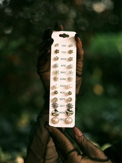 Цена за 2 шт. Серьги пусеты One year, 12 пар, цветочное настроение, белые в золоте