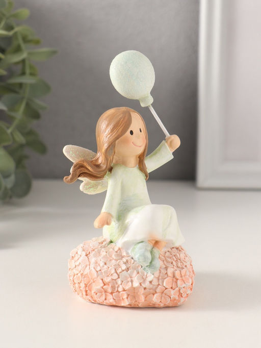 Фигурка полистоун Малышка-ангел с шариком на цветочном сердце, 6.5?6.5?13 см