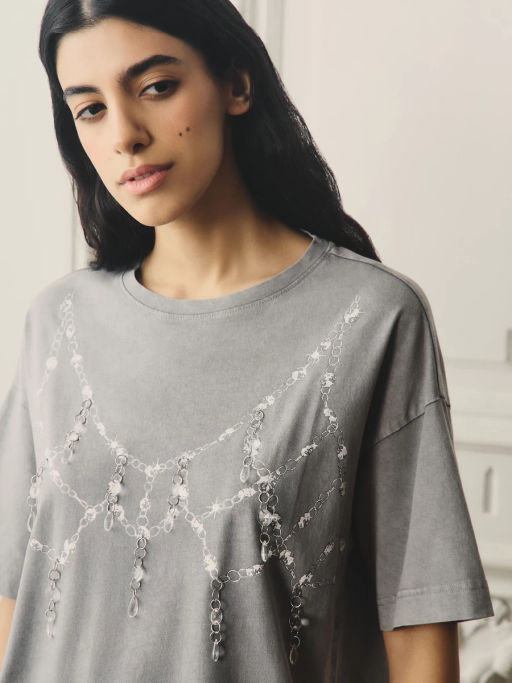 Футболка с принтом и декоративными кристаллами / Zarina