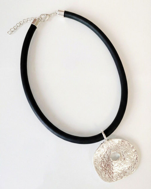 Кулон на шнурке