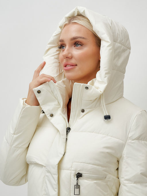 Пальто утепленное стеганное зимнее с капюшоном женское бежевого цвета 9611B - Mtforce фото 8