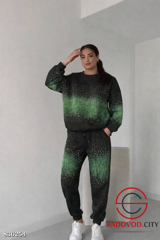 Спортивный женский костюм