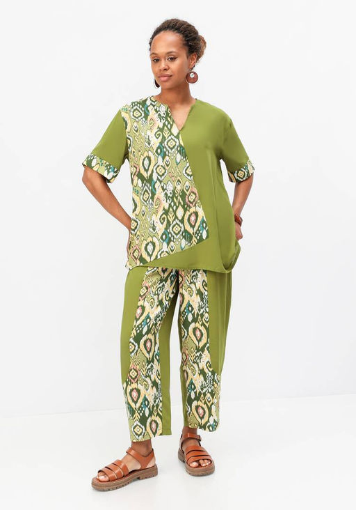 Костюм с асимметричными вставками оливковый