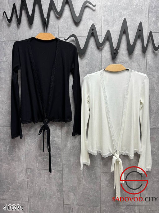 Трикотажный лонгслив на запах с кружевом